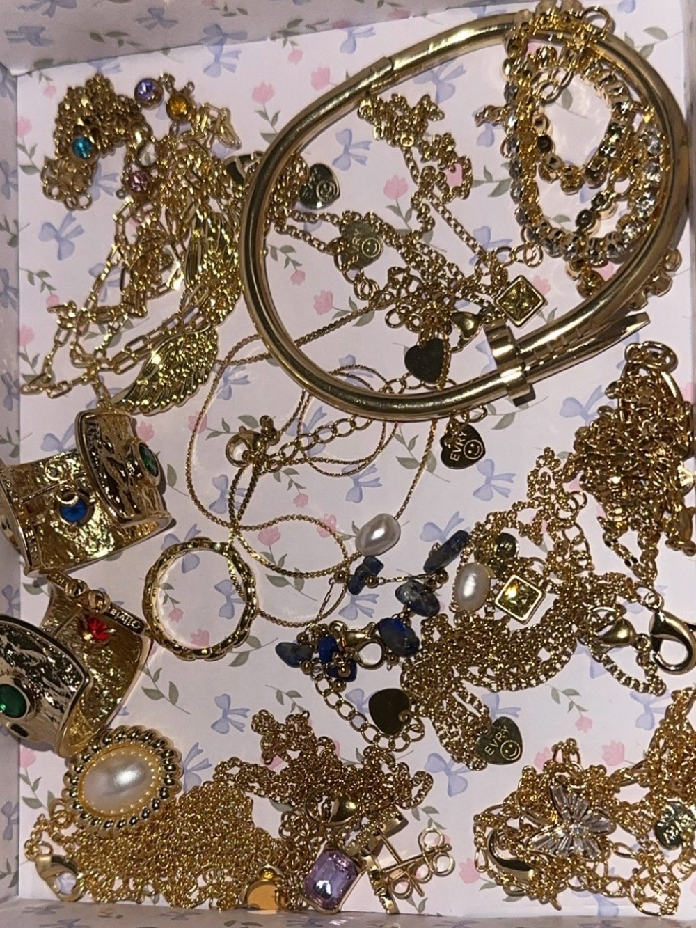 Over 20+ Gold jewelry pieces for only 18.99 $- real value +50$